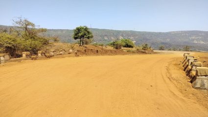 कुसुंबी घाट… लाल फुफाट्यातून प्रवास, नवीन मोऱ्या बांधकाम ठिकाणी मातीचे ढीग; दुचाकी चालकांसाठी धोकादायक प्रवास