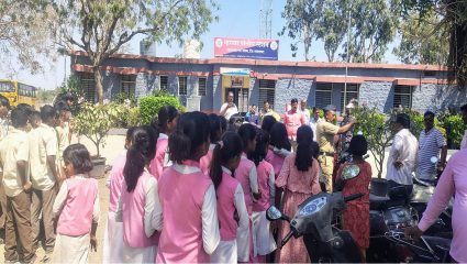 विद्यार्थीनीला मारहाण, पालक अन् शिक्षिकेत जुंपली; वाद पोलीस स्टेशनच्या दारात