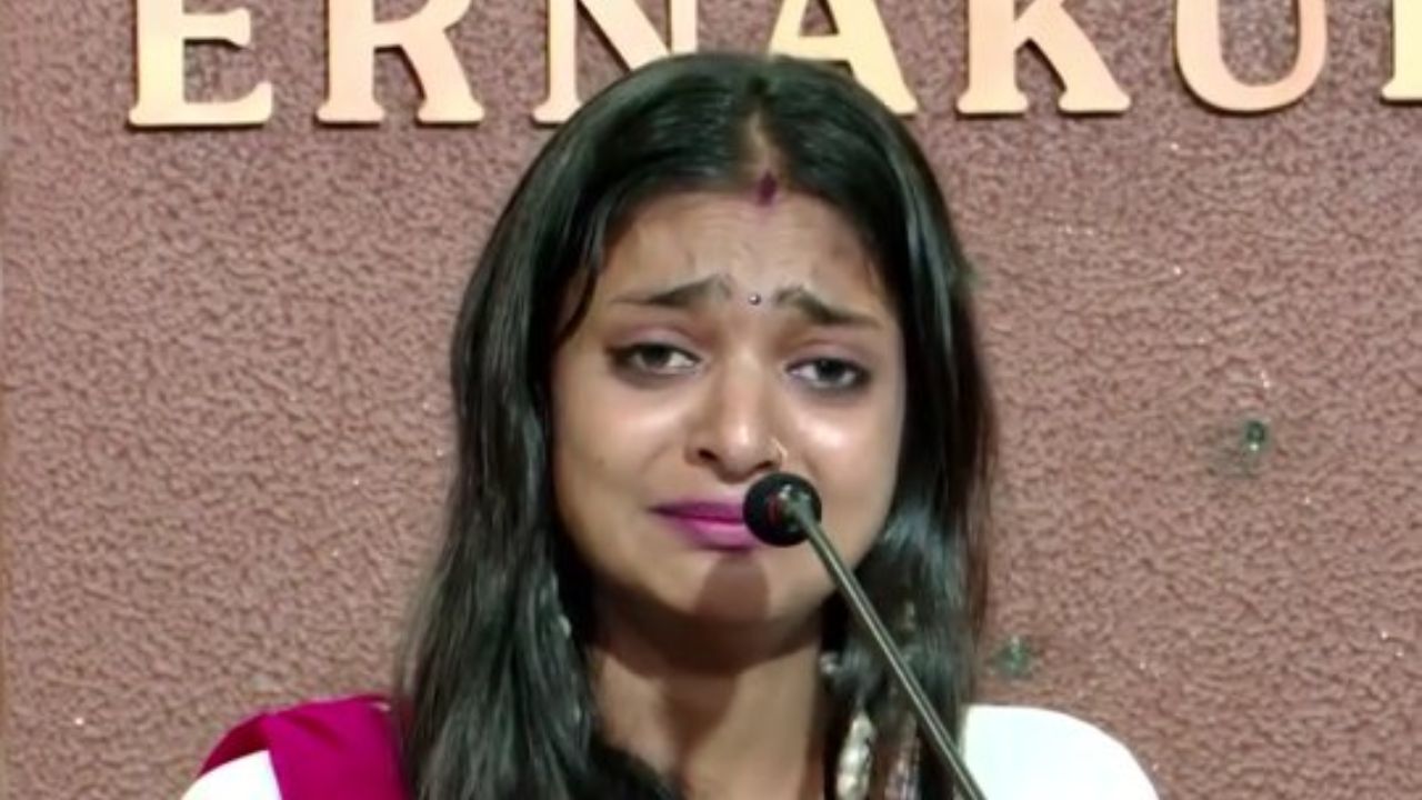 “१० वेळा चुकीच्या प्रकारे स्पर्श… ”, व्हायरल गर्ल मोनालिसाने दिग्दर्शक सानोज मिश्रावर केला लैंगिक छळाचा आरोप