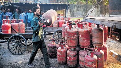 LPG Shortage Mumbai: घरगुती सिलिंडरही आता गॅस वर; बुकिंग केल्यानंतर कन्फर्मेशनचा संदेश, प्रत्यक्षात मात्र सिलिंडरची प्रतीक्षा