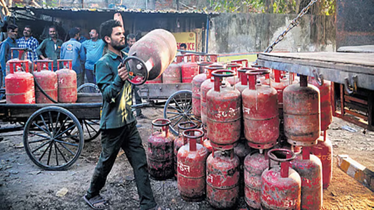 LPG Shortage Mumbai: घरगुती सिलिंडरही आता गॅस वर; बुकिंग केल्यानंतर कन्फर्मेशनचा संदेश, प्रत्यक्षात मात्र सिलिंडरची प्रतीक्षा