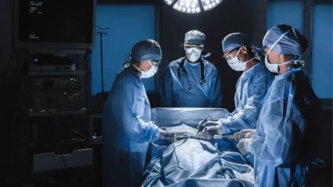 सर्जन कसे होतात? मेडिकलमध्ये व्हायायचंय पारंगत? ‘हे’ आहेत काही स्टेप्स