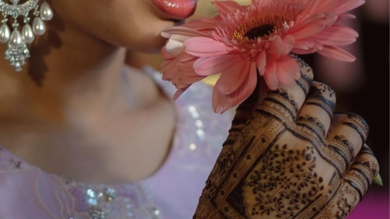 हातावर रंगलेली मेहंदी त्या दोघांच्या नात्याची आणि प्रेमाची खोली सांगत आहेत. तिच्यावर सजलेले आभूषण तिच्या सौंदर्याने नटलेले आहेत.