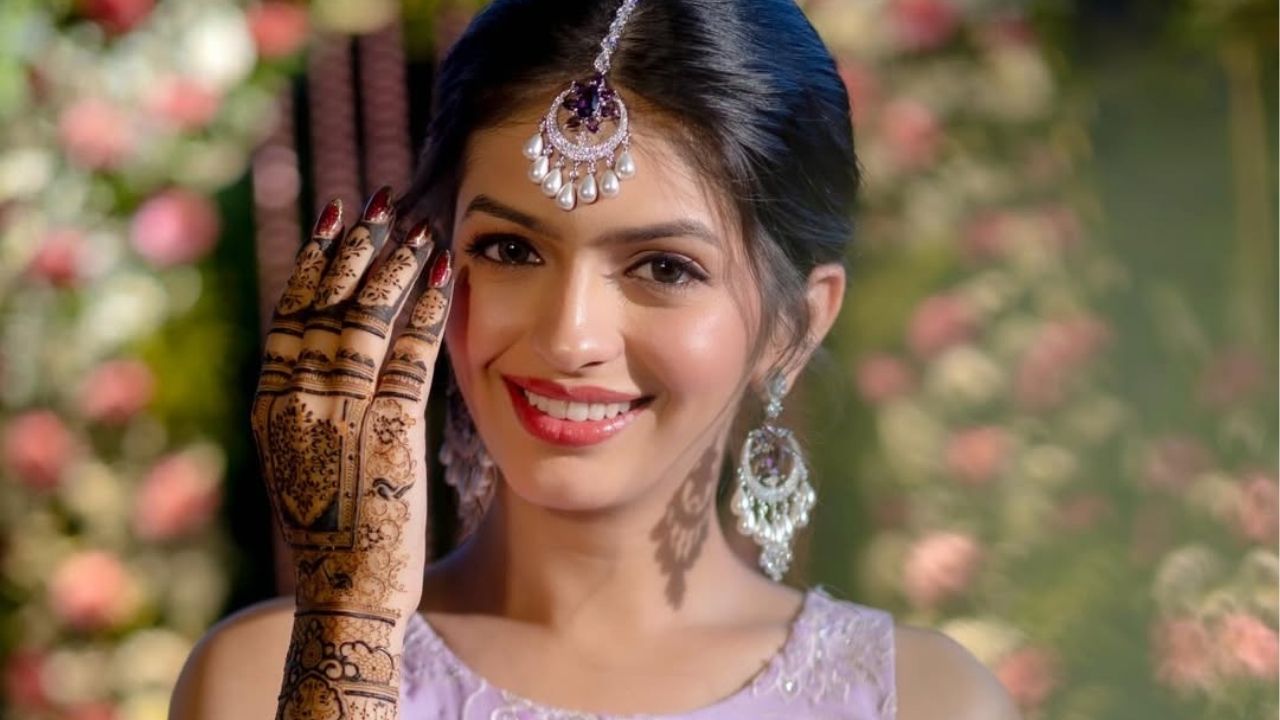 तिच्या चेहऱ्यावर असणाऱ्या आनंदला मोजणे अशक्य आहे, इतकी ती आनंदी दिसत आहे. मेहंदी कार्यक्रमात तिने फिकट जांभूळ रंगाचा ड्रेस परिधान केला आहे. 