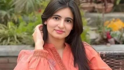 नोकरी सांभाळून केला अभ्यास अन् सृष्टी झाली IAS! आईचा संघर्ष पाहून मिळाली प्रेरणा