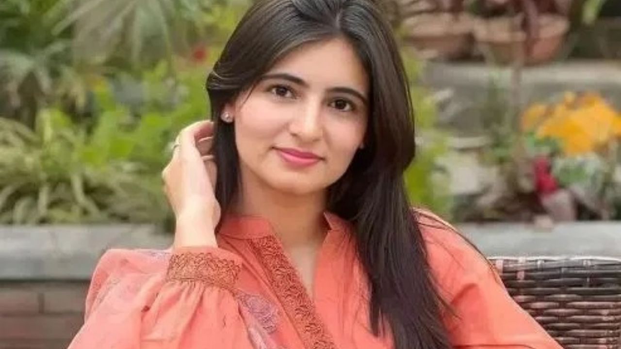 नोकरी सांभाळून केला अभ्यास अन् सृष्टी झाली IAS! आईचा संघर्ष पाहून मिळाली प्रेरणा