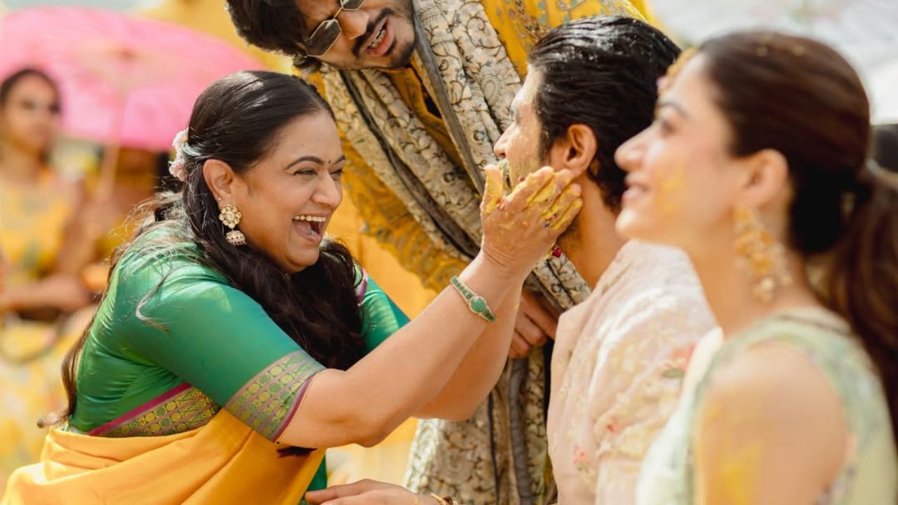 हळदीच्या कार्यक्रमात पाणी, रंग, संगीत आणि धमाल मस्तीचा माहोल होता. मजेशीर ‘हळदी वॉर’मध्ये सहभागी होताना सर्वांच्या कपड्यांवर हळद आणि रंग लागले, त्यामुळे अनेकांचे कपडे खराब झाले.