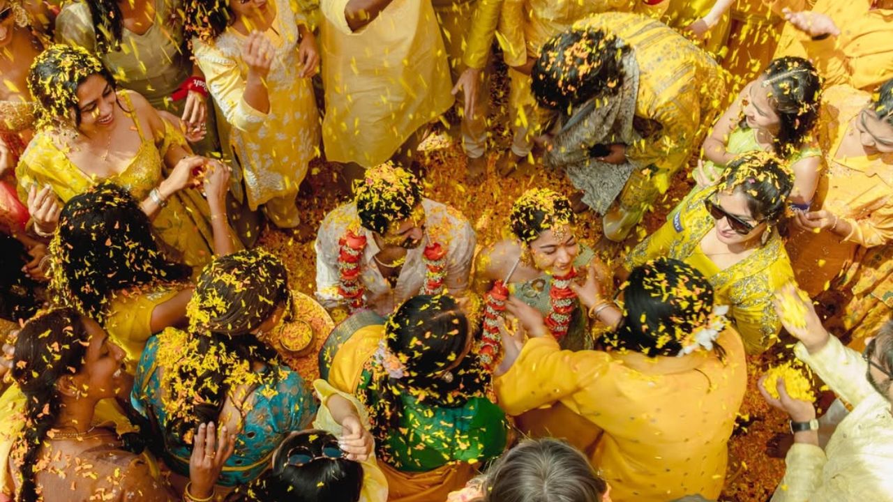 हा हळदी समारंभ Mementos by ITC Hotels येथे पार पडला. सुमारे 200 एकर परिसरात पसरलेल्या या निसर्गरम्य ठिकाणाचे तिने विशेष कौतुक केले. नदी, डोंगर, बागा आणि खुल्या जागेमुळे हा अनुभव आणखी खास झाल्याचे तिने म्हटले.