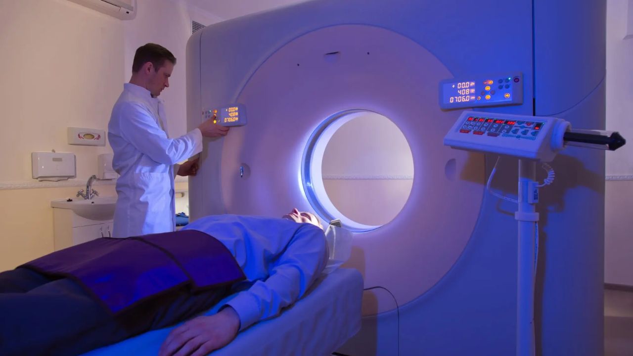 रेडिओलॉजीमध्ये डिप्लोमा करा! काय आहेत पात्रता निकष? जाणून घ्या