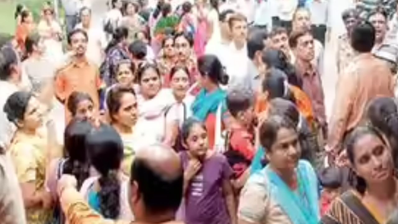 Buldhana News : गॅस दरवाढ, तुटवड्याविरोधात महिला आक्रमक! शिवसेना ठाकरे गटाच्या महिला आघाडीचे जिल्हाधिकाऱ्यांना निवेदन