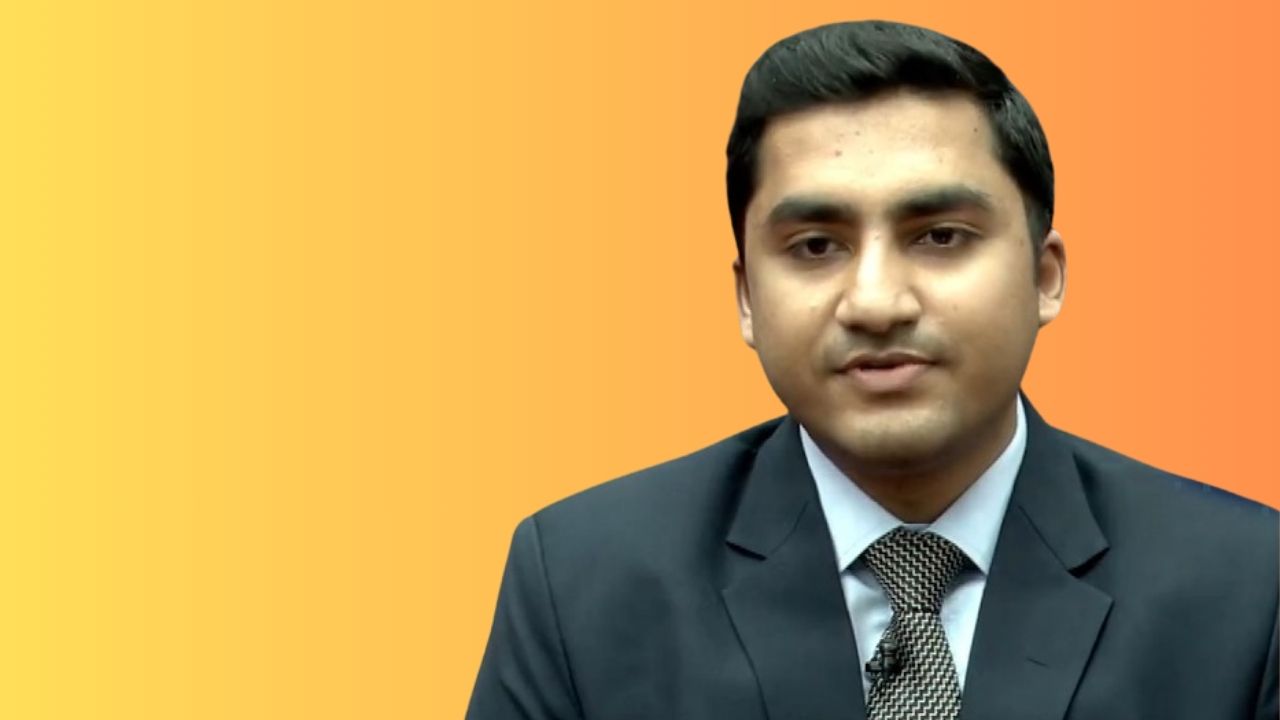 कठोर परिश्रम आणि दृढनिश्चयाच्या जोरावर राघव IAS अधिकारी! लहानपणापासूनच हुशार विद्यार्थी