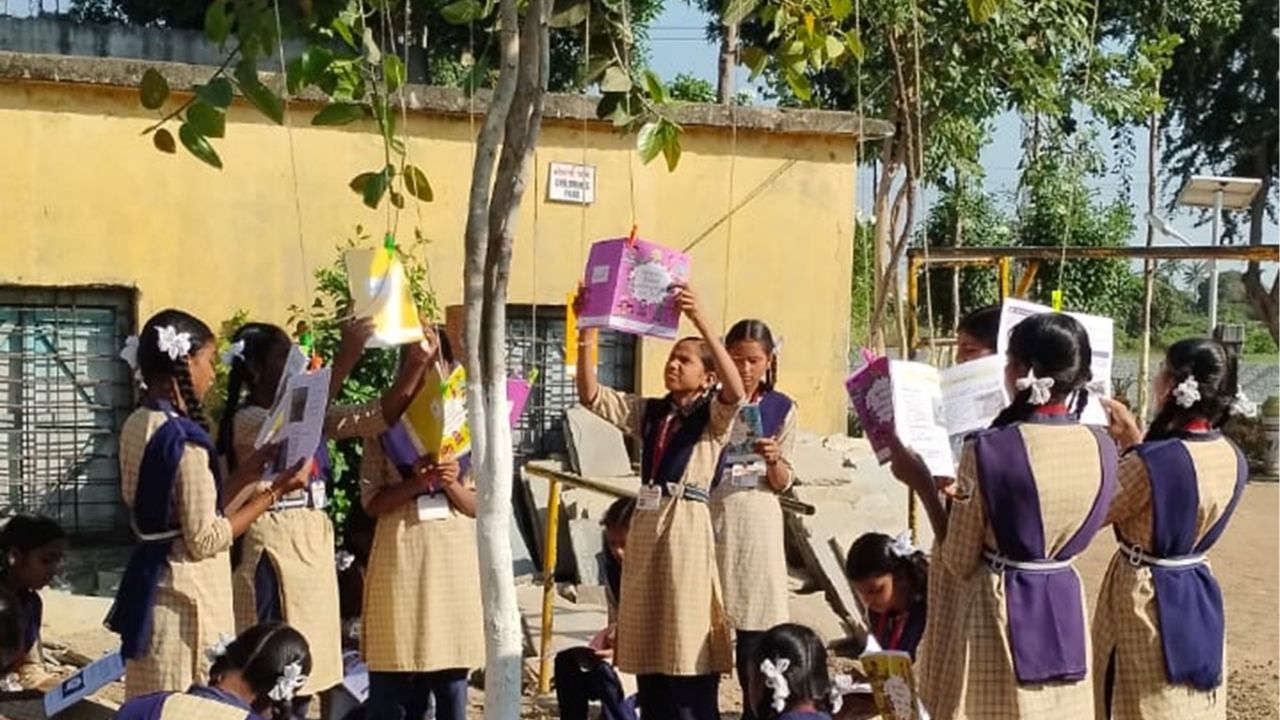 शाळेतल्या प्रांगणात पुस्तकांचा मेळा! झाडाला लगडली पुस्तके, ढोरेगाव शाळेची अभिनव ‘ट्री लायब्ररी’