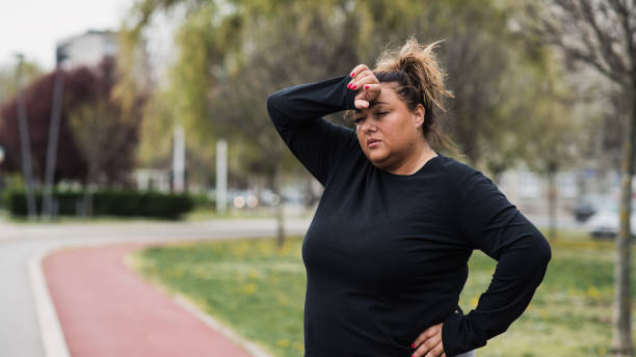 Obesity: लठ्ठपणामुळे वाढतो अनेक आजारांचा धोका, केवळ वजनवाढ नाही; जीवावर बेतू शकते दुर्लक्ष करणे