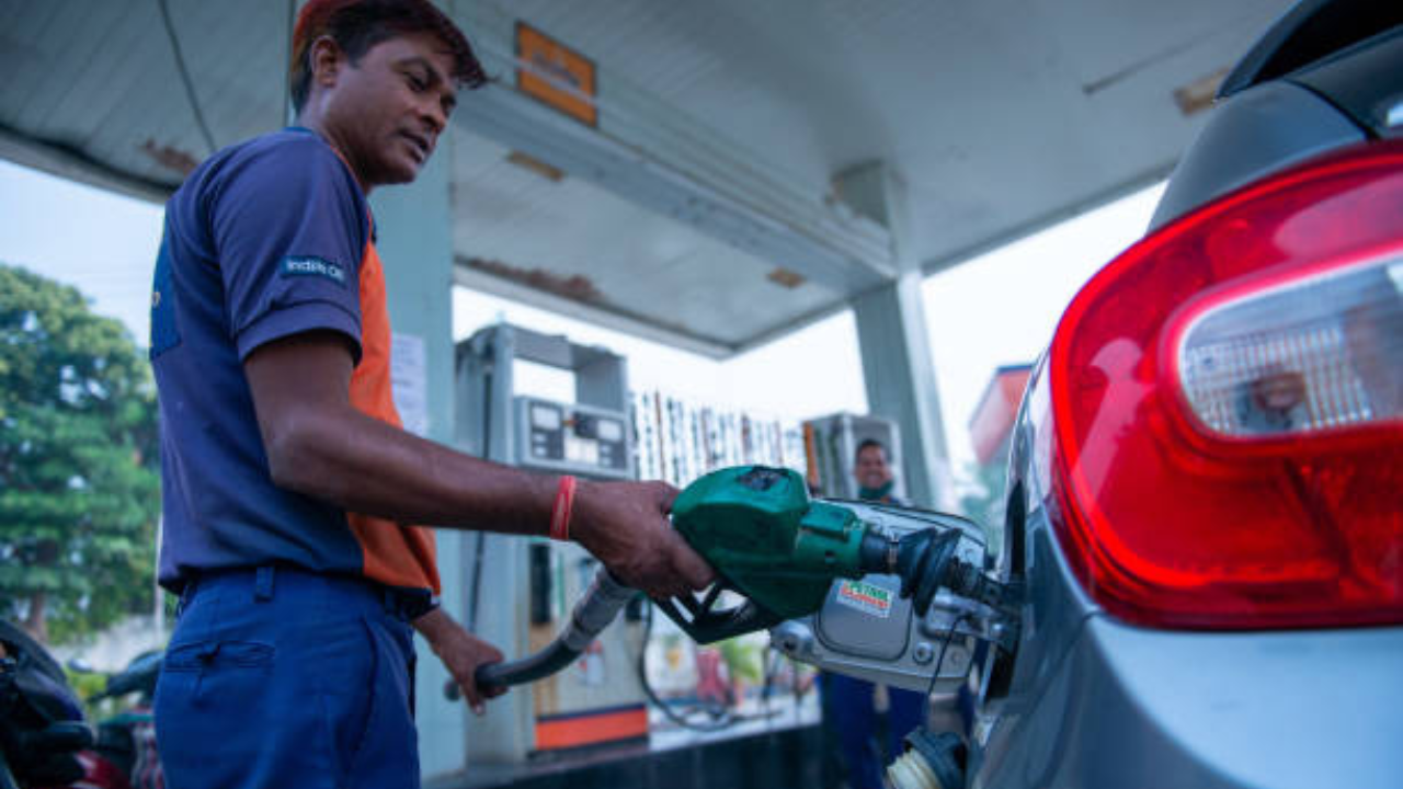 खरंच Petrol – Diesel संपणार? HPCL आणि BPCL ने दिली मोठी अपडेट, पेट्रोप पंपावर जाण्यापूर्वी ‘हे’ वाचाच!