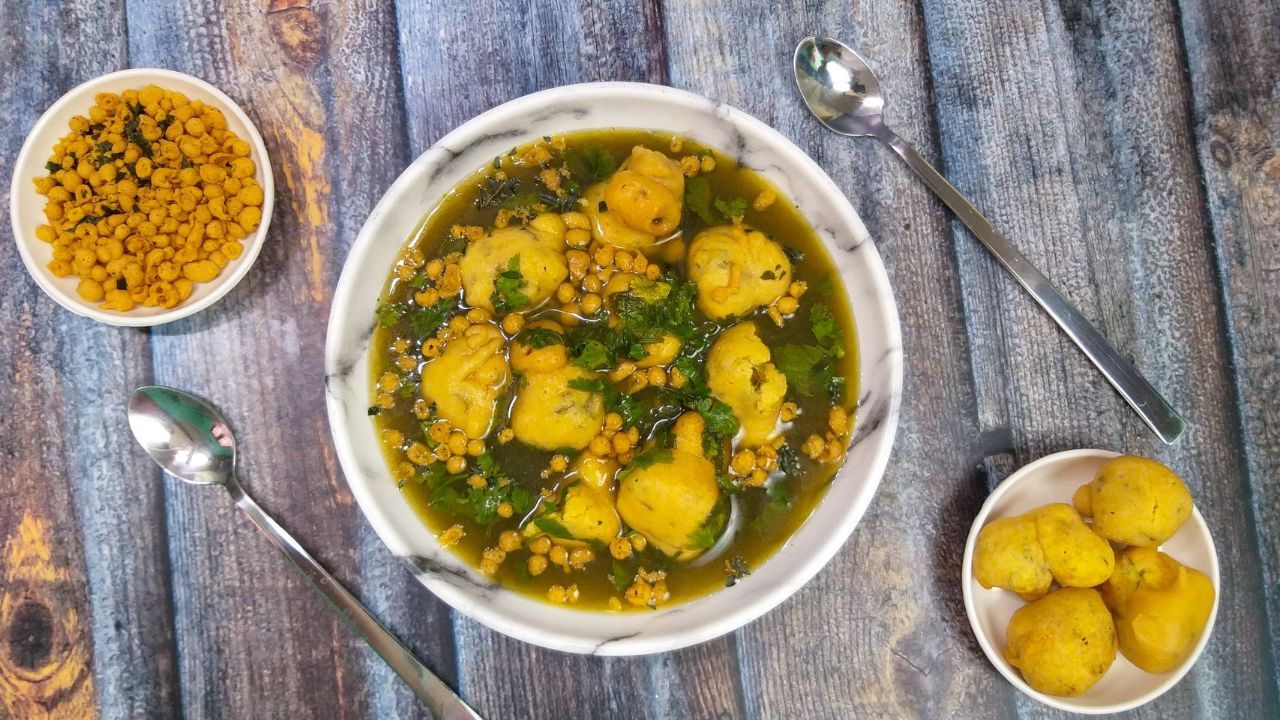 Holi 2026 : सणाचा आनंद करा द्विगुणित, घरी बनवा चटकदार चवीची ‘पाणी फुलकी’, अजून खाली नाही? तर आता ट्राय करा