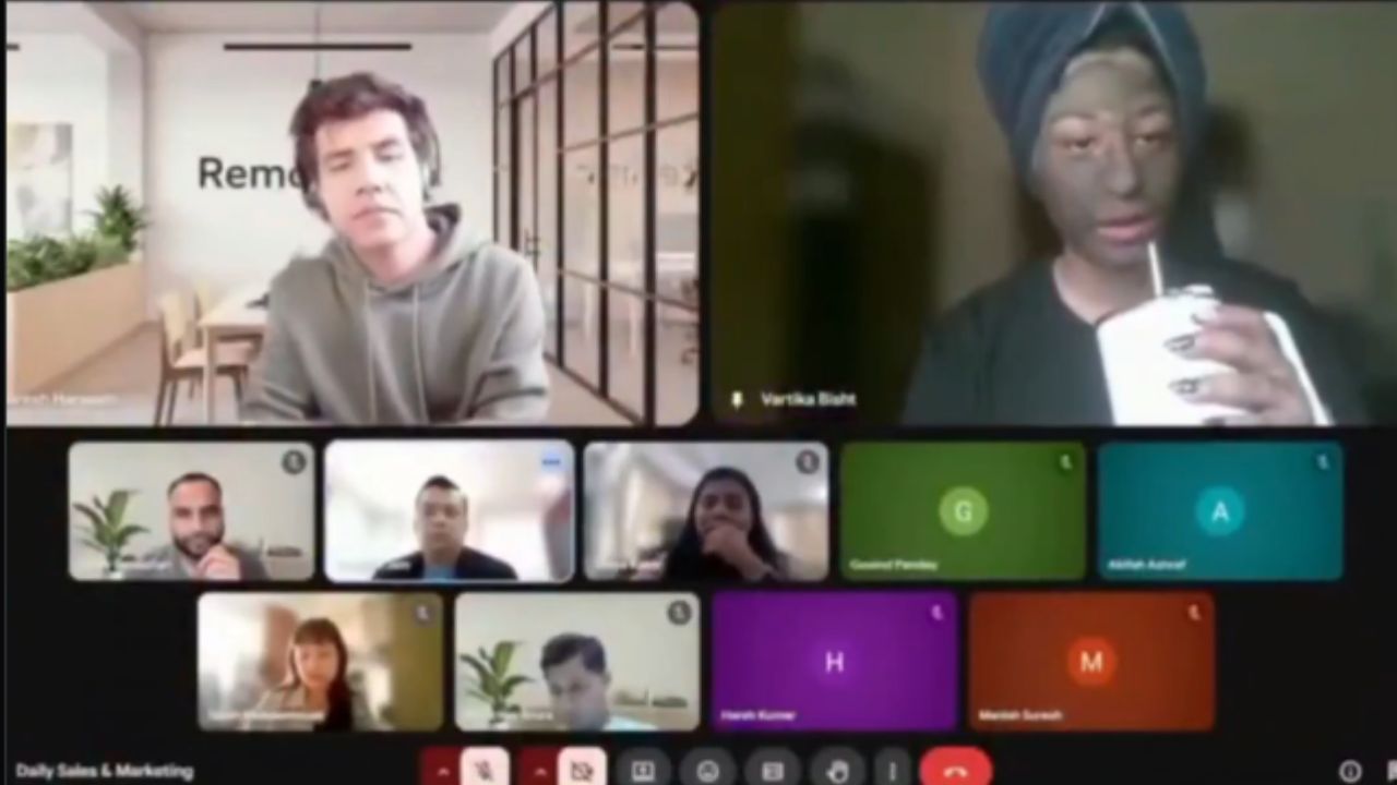 चेहऱ्यावर फेसपॅक लावून ऑफिस मेटींग अटेंड करू लागली महिला, पाहताच बॉसने जे म्हटलं… ऐकाल तर तुम्हीही हसून हसून पोट धराल