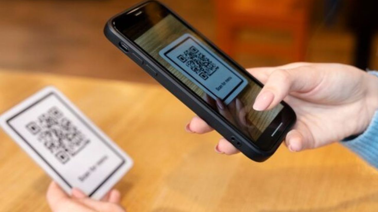 क्यूआर खरा की खोटा? स्कॅमर्सपासून वाचा, पेमेंट करताना ‘या’ गोष्टी नक्की तपासा