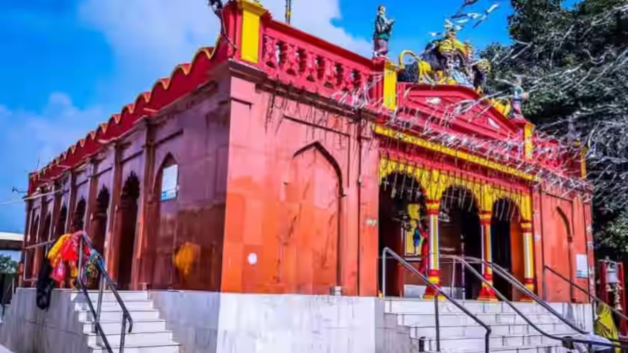 Travel: एक असे मंदिर जिथल्या यज्ञ कुंडात देवी सतीने केले होते आत्मदहन, एकदा नक्की दर्शन करा