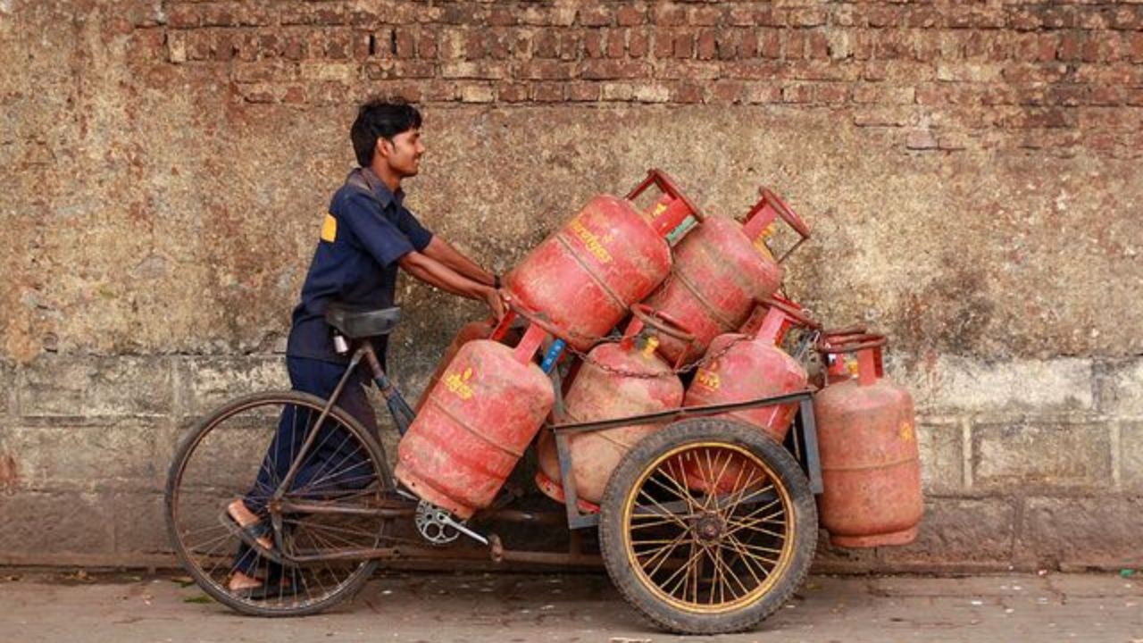 LPG सिलेंडरमध्ये किती गॅस शिल्लक आहे? ही सोपी ट्रिक योग्य वेळी बुकिंग करण्यासाठी ठरेल कामाची…