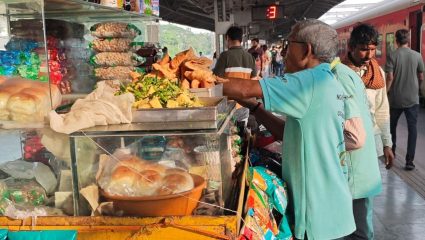 स्टेशनांवरून वडा-समोसा होणार गायब! एलपीजीच्या तुटवड्याचा परिणाम; शिवडी आणि कुर्ल्यातील क्लाऊड किचन बंद