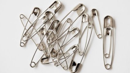 सेफ्टी पिनमध्ये असलेलं छोटंसं छिद्र कशासाठी? उत्तर जाणून तुम्हालाही वाटेल आश्चर्य