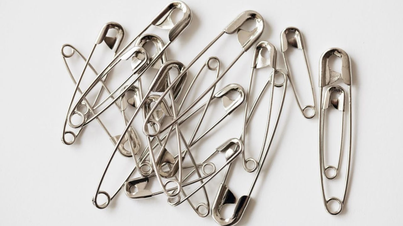 सेफ्टी पिनमध्ये असलेलं छोटंसं छिद्र कशासाठी? उत्तर जाणून तुम्हालाही वाटेल आश्चर्य