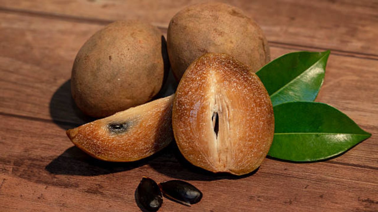 एक, दोन नाही तर अनेक पोषकतत्वांनी समृद्ध आहे हे 20 रुपयांचं फळं; कोणत्या लोकांनी याचं सेवन करायला हवं? जाणून घ्या