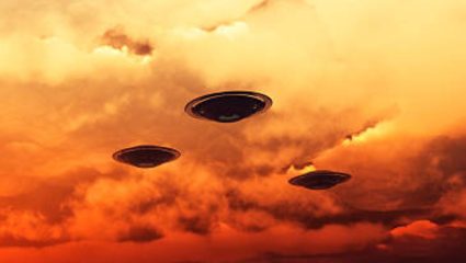 एकमेकांचा पाठलाग करताना दिसले 3 रहस्यमय UFO, कॅमेरात कैद झाले दृष्य; Viral Video ने उडवली खळबळ