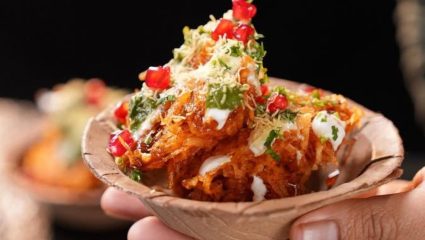 Holi Special Recipe : यंदाच्या होळीला घरी बनवा चटपटीत ‘आलू टिक्की चाट’