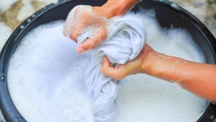 कपड्यांवरील होळीचे हट्टी डाग कसे काढायचे? लाँड्रीवाला हा उपाय वापरा, सफेद कपड्यांवरचेही डाग होतील छूमंतर