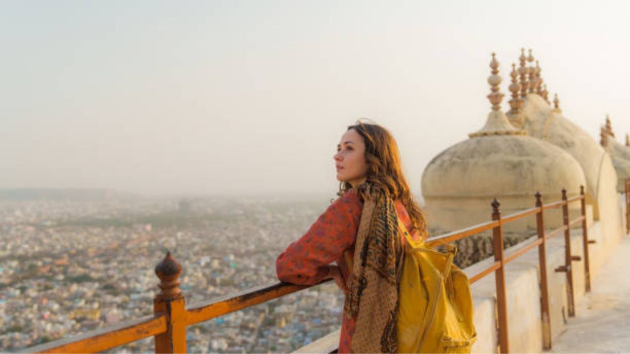 महिला दिनानिमित्त स्वतःला द्या एक खास गिफ्ट, भारतात एकट्याने फिरण्यासाठी सुरक्षित आहेत ही 5 ठिकाणं