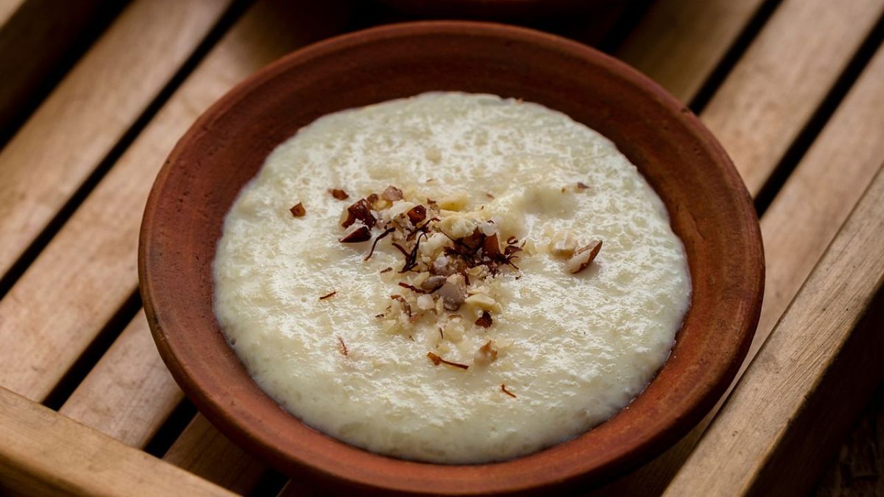 Recipe : खास प्रसंगावेळी घरी बनवा गोडसर चवीची ‘तांदळाची फिरनी’, चव अशी की सर्वच होतील खुश