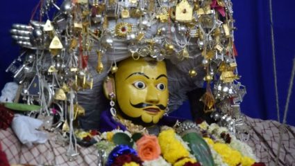 कर्नाटकच्या या मंदिरात रंगांनी नाही तर राखेने खेळली जाते होळी, कामदेव आणि शंकराशी जोडला आहे इतिहास