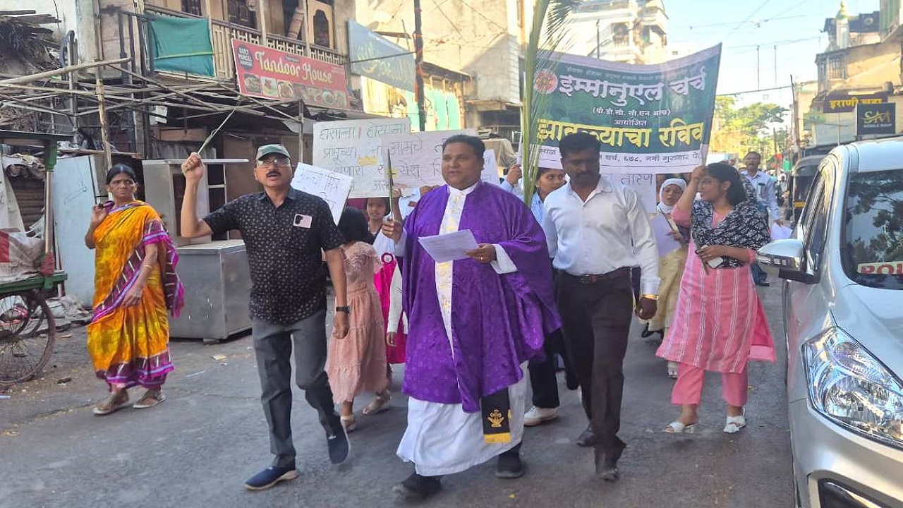 झावळ्यांच्या रविवारनिमित्त इम्मानुएल चर्चकडून प्रभात फेरी; ख्रिस्ती बांधवांचा उत्स्फूर्त प्रतिसाद