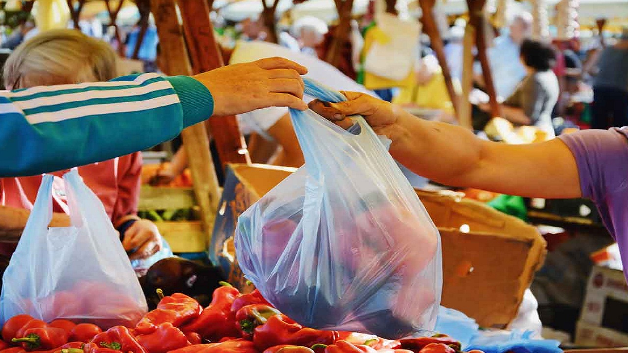 चाकणला प्लॅस्टिकबंदीचा फज्जा, बाजारपेठेत कॅरीबॅगचा सुळसुळाट; कठोर कारवाईची मागणी