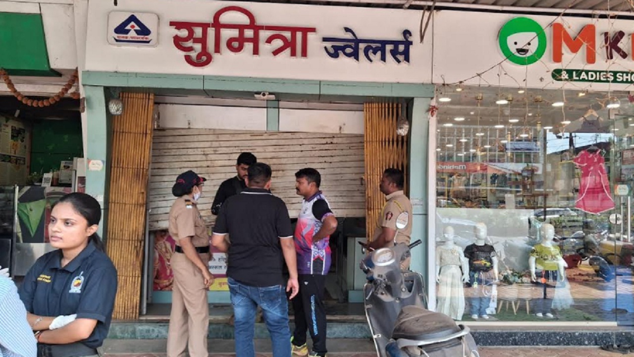 रत्नागिरीत चोरट्यांनी ज्वेलर्सचे दुकान फोडले; शटर उचकटून तब्बल ‘इतक्या’ लाखांचा मुद्देमाल लंपास