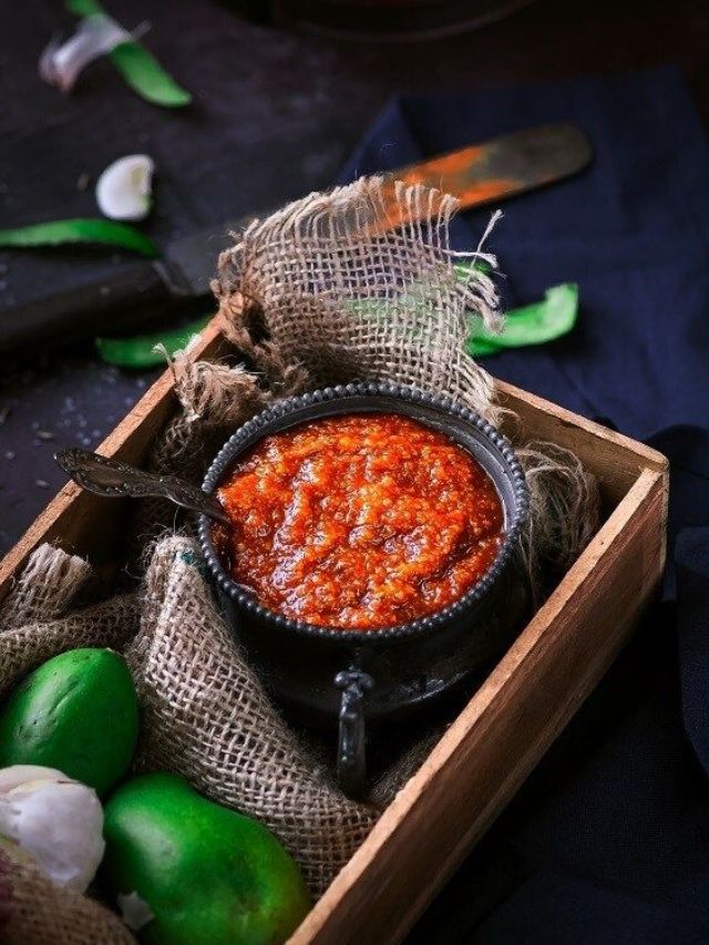 आंबट-चटपटीत कच्च्या कैरीची चटणी, आजच रेसिपी नोट करा