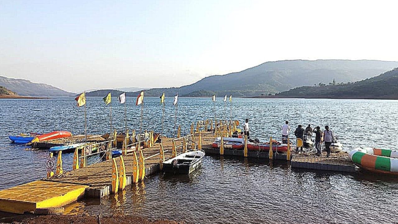 Satara News : वाॅटर स्पोर्ट्साठी पर्यटकांची गर्दी; मुनावळ्यातील निळ्याशार पाण्यात बोटींची राईड