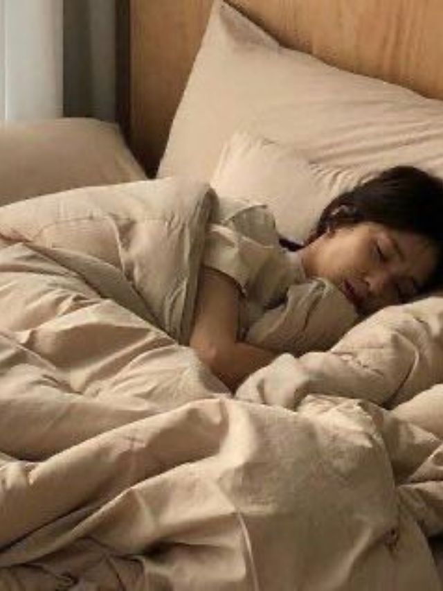 विकेंडच्या दिवशी उशिरापर्यंत झोपण्याने आरोग्यावर काय होतो परिणाम