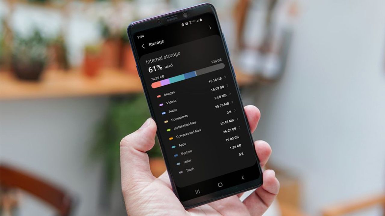 Tech Tips: स्मार्टफोन यूजर्स सावधान! या सवयींमुळे लवकर फुल्ल होतं स्टोरेज… वेळीच सुधरा, अन्यथा होईल मोठं नुकसान