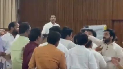 Solapur Rada : मला थांबवणारा तू कोण?’ सोलापूर मनपाच्या अर्थसंकल्पीय सभेत सदस्यांची जुंपली