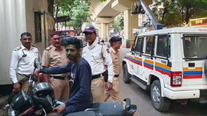 Thane News : वाहतुक नियमांचा भंग करणाऱ्यांचा उतरवला रंग ; धिंगाणा घालणाऱ्या तळीरामांवर पोलीसांची कारवाई