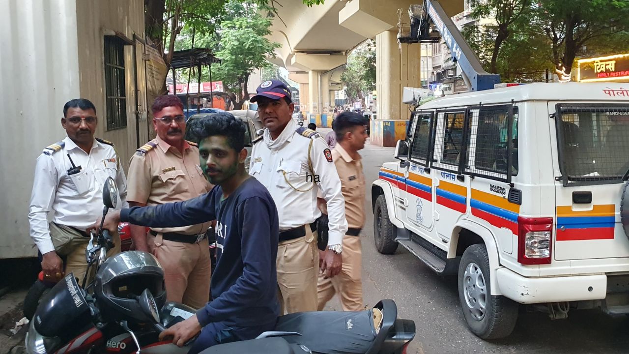 Thane News : वाहतुक नियमांचा भंग करणाऱ्यांचा उतरवला रंग ; धिंगाणा घालणाऱ्या तळीरामांवर पोलीसांची कारवाई