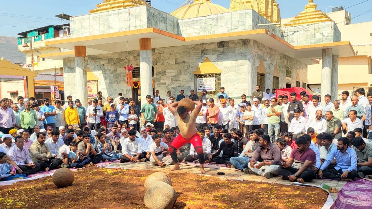 Maval News : धुलिवंदनानिमित्त वडगाव मावळमध्ये शिवकालीन मर्दानी खेळांचा थरार; ४०१ बैठकांचा नवा विक्रम