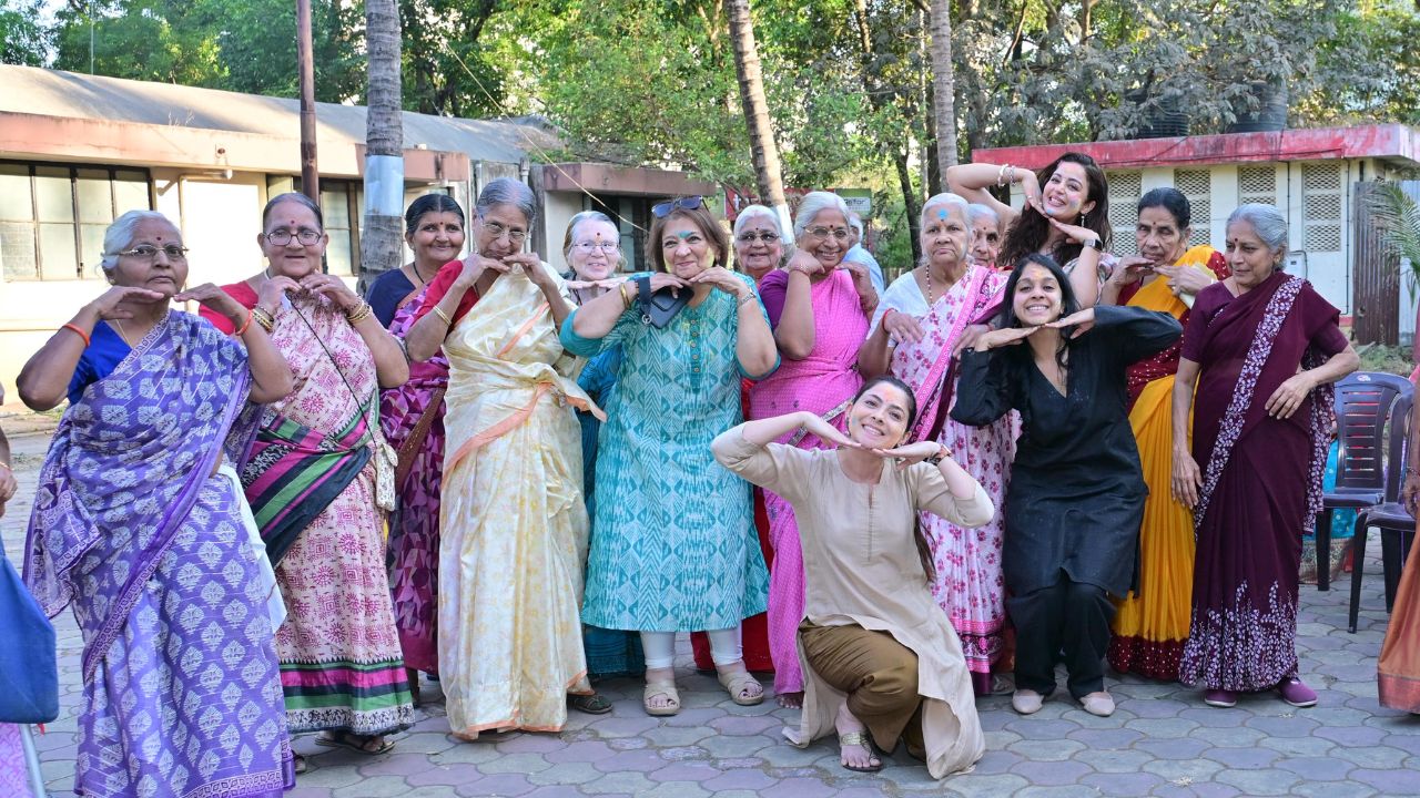 ‘तिघी’ची होळी ठरली खास; चित्रपटाच्या कलाकारांनी वृद्धाश्रमात साजरा केला स्वाभिमानाचा रंगोत्सव