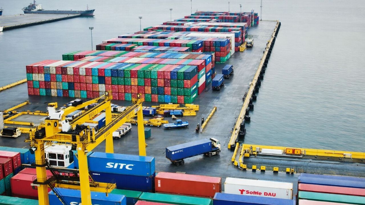 Raigad News: निर्यात माल अडकू नये म्हणून JNPA ची विशेष टीम; बंदरातील स्थितीत सुधारणा, कंटेनरची संख्या 5000 वरून 3200