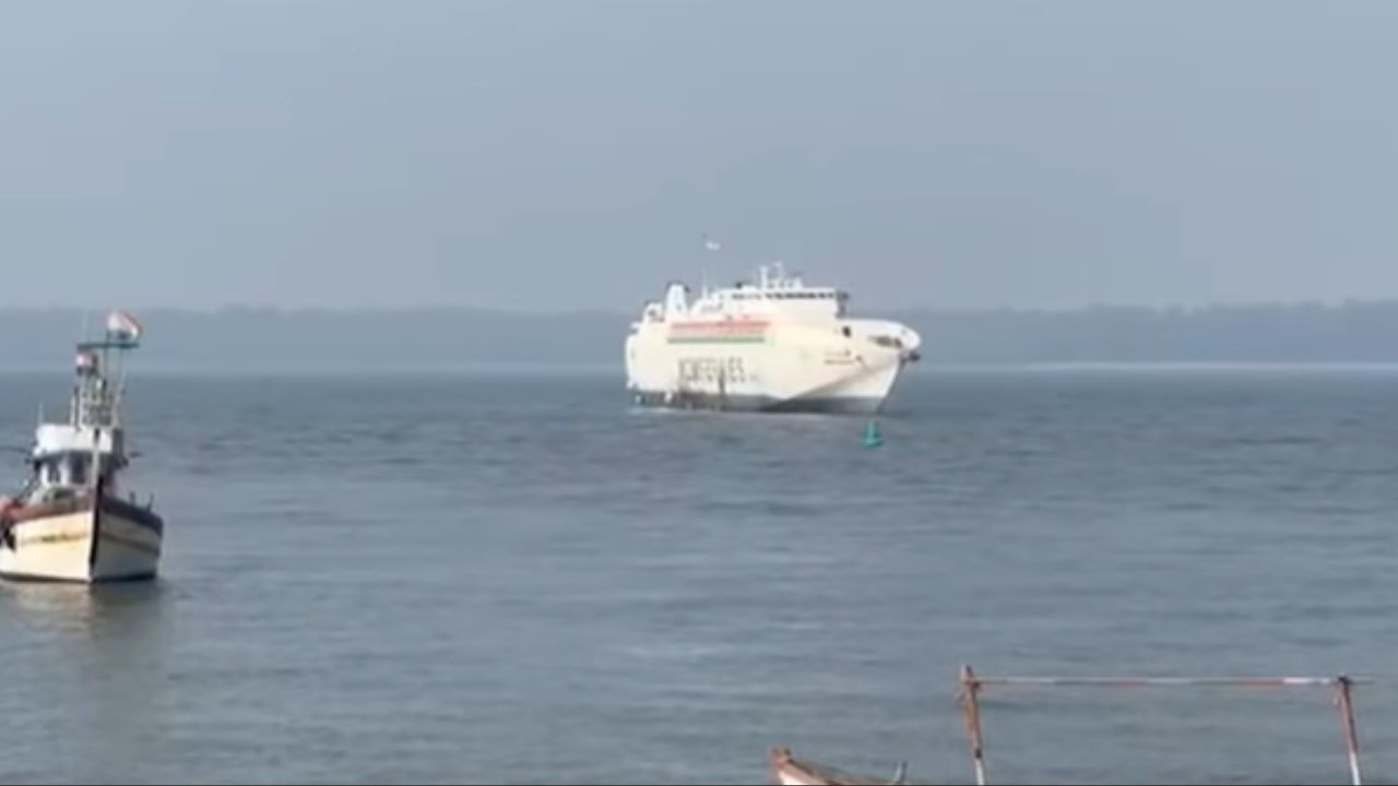 Sindhudurg  : विजयदुर्ग ते मुंबई जाणाऱ्या रो-रो बोटीचा अपघात