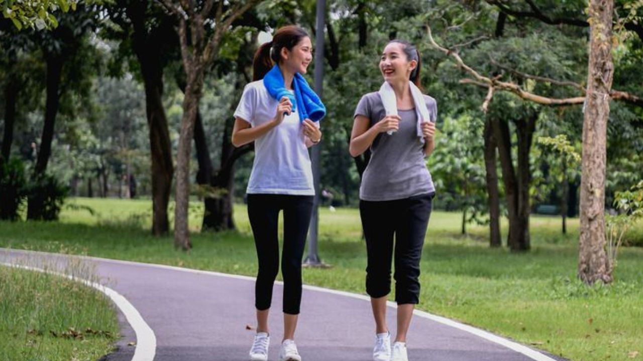 डायबीटीज कंट्रोलमध्ये नाही ! शुगर कमी करण्यासाठी रोज कितीवेळ चालावं ?