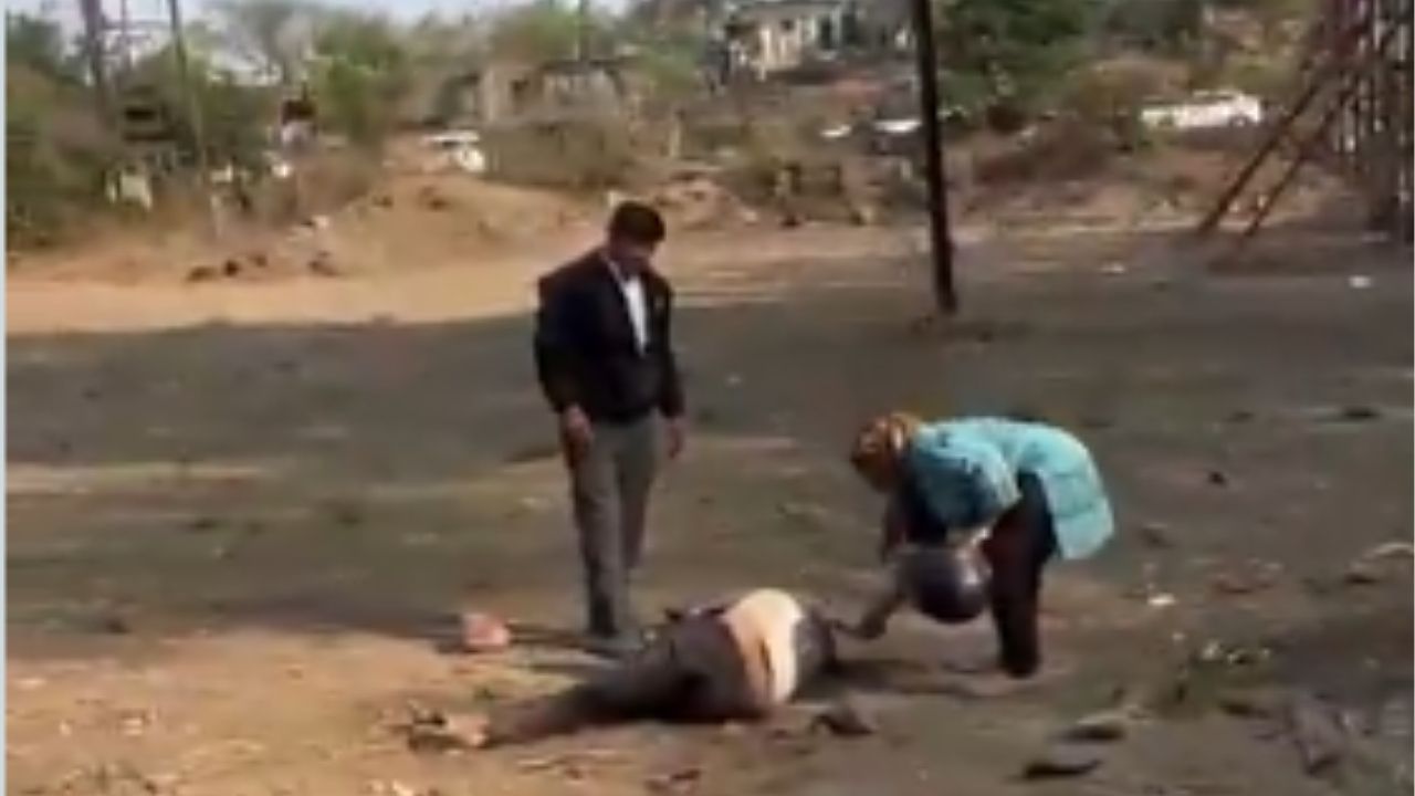 Nashik Crime: नाशिकमध्ये दिवसाढवळ्या थरार! मिरची पूड टाकून महिलेने कोयत्याने तरुणावर केले सपासप केला वार; व्हिडीओ समोर