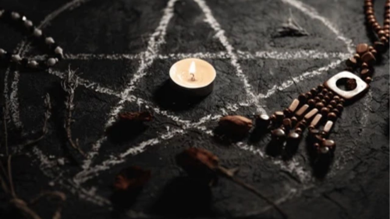 Kolhapur Crime: नारळ, कापड, बाहुली अन् टाचण्या…; कोल्हापुरात स्मशानभूमीत अघोरी विधीचा प्रकार उघड